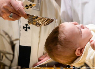 Los frutos de la liturgia creativa: bautismos inválidos por culpa de un “nosotros”