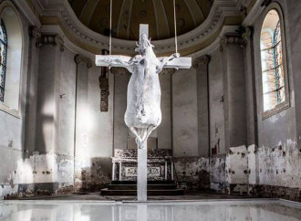Una mucca crocefissa in chiesa. E dicono che è "arte"