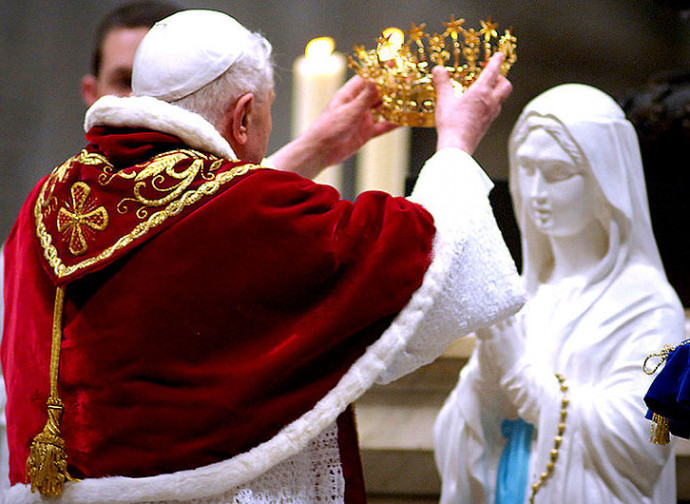 papa BXVI incorona Madonna di Lourdes