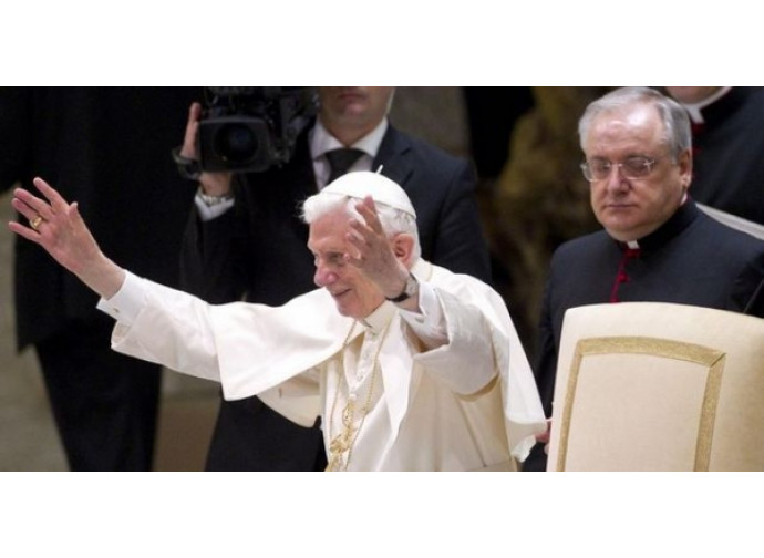 Il papa saluta i fedeli all'udienza generale