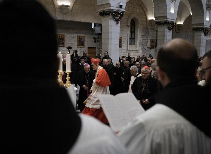 El cardenal Pizzaballa entra en la Basílica de la Natividad de Belén
