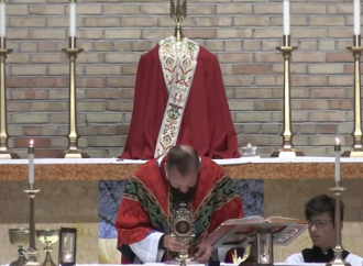 La Misa entre lágrimas del padre Bowman conmueve a la red