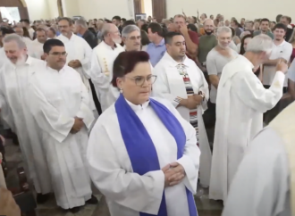 Brasil: aparece una “sacerdotisa” anglicana entre los concelebrantes