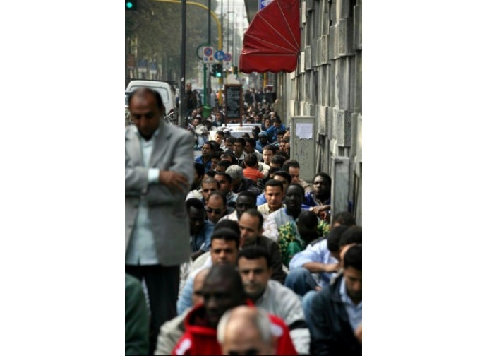 Milano, musulmani in preghiera in Viale Jenner